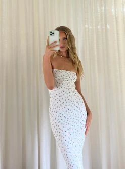 Princess Polly Oscar Maxi Dress White Floral 15 Princess Polly Oscar Maxi Dress White Floral -Polly Store 0 modelinfo elly us2 8f043bc2 90bd 4fc2 a49e f08f094329e2