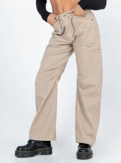 Miami Vice Pants Beige -Polly Store 1 modelinfo Lexi us2 c06e1b88 ef52 4281 bdeb 69b6695c26e5