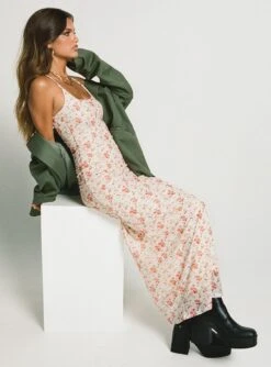Princess Polly Knox Maxi Dress Beige Floral -Polly Store 2 modelinfo elise us2 193c2f44 4d95 4133 8b56 d8733bb6ff2d