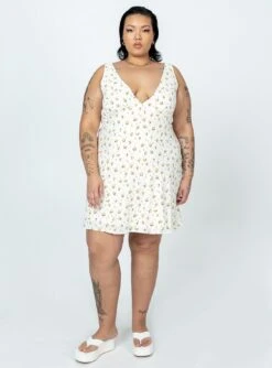 Nellie Mini Dress White / Yellow Floral Curve -Polly Store 2 modelinfo lovisa us18 45999c2f 86d2 4c12 bc04 b692c05d8d05