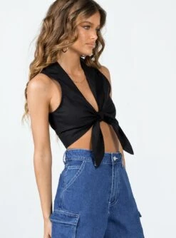Princess Polly Hutington Top Black -Polly Store 3 modelinfo elise us2 aabe215b cda2 4aa6 a250 e8162a00ee7f