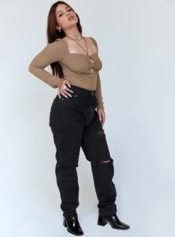 Princess Polly Melody Ripped Straight Leg Jeans Black -Polly Store 3 modelinfo jarline us6 914a43b9 c81d 4f55 a4ec 5b54c32adccf