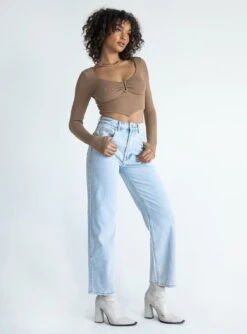 Princess Polly Carla Light Wash Wide Leg Denim Jeans -Polly Store 3 modelinfo juliette us2 9ce51bec 24c5 4506 8c02 e68ecfbfabe7