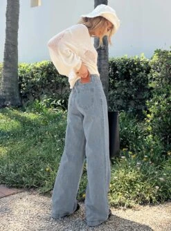 Princess Polly Tari Wide Leg Jeans Light Wash Denim -Polly Store 3 modelinfo saskia us2 f1222dd0 8e80 4e00 b909 13e987e5819e