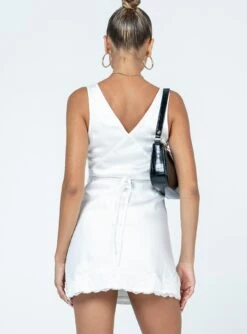 Athenia Mini Dress White -Polly Store 4 modelinfo Alexis us2 3297a353 1411 4b86 973d cc4a3f10eb5f