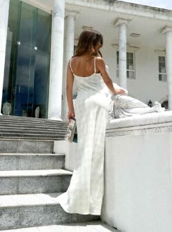 Karamu Maxi Dress Cream -Polly Store 4 modelinfo Elise us2 84ebba25 d8fe 4340 b5db 35210ccc2d03