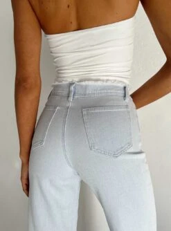 Princess Polly Layton Straight Leg Light Wash Jean Denim -Polly Store 4 modelinfo Kiana us2 2a059adf dab2 4ae3 9cce 244b2471f79d