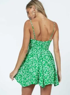 Princess Polly Barrett Mini Dress Green / White -Polly Store 4 modelinfo Olivia us2 9bcc0f64 a59f 4bf2 84ac 7e84331ace1a