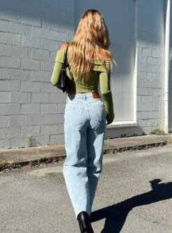 Princess Polly Booran Wide Leg Light Wash Denim Jean -Polly Store 4 modelinfo Saskia us2 5c6c7a99 6404 464f 94f5 97760be8a9e3