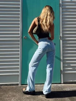 Princess Polly Morala Wide Leg Cargo Jeans Light Wash Denim -Polly Store 4 modelinfo Saskia us2 ba4fa719 8143 4e5b 8fed fc35f3167a0c