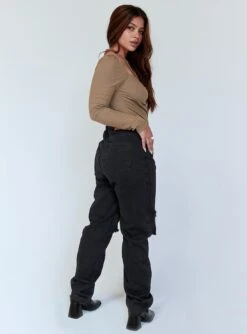 Princess Polly Melody Ripped Straight Leg Jeans Black -Polly Store 4 modelinfo jarline us6 6fa65888 e43e 40e4 b722 f35220c7d47f