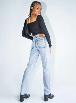 Princess Polly Willowe Denim Jeans -Polly Store 4 modelinfo juliette us2 e4052db0 019f 4c80 8a06 f93af6585bd5