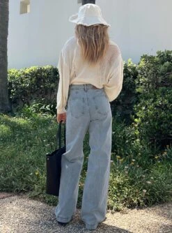 Princess Polly Tari Wide Leg Jeans Light Wash Denim -Polly Store 4 modelinfo saskia us2 e1a772af 1c4c 4961 ae86 877aac4c5b64