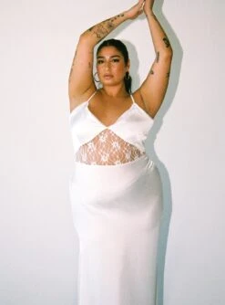 Roselle Maxi Dress White Curve -Polly Store 5 modelinfo Javi us14 dc416899 c443 4096 9b96 81801fd0ec5d