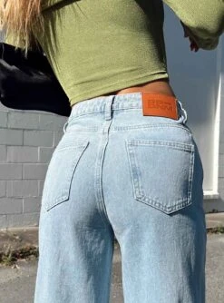 Princess Polly Booran Wide Leg Light Wash Denim Jean -Polly Store 5 modelinfo Saskia us2 9c5a6873 1ff5 4e6e bd43 87c7c82bf964