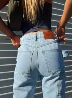 Princess Polly Morala Wide Leg Cargo Jeans Light Wash Denim -Polly Store 5 modelinfo Saskia us2 c2f7c68b 67b3 49da 93bf d30658170987