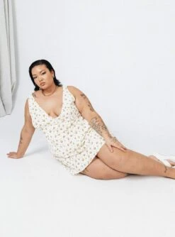 Nellie Mini Dress White / Yellow Floral Curve -Polly Store 5 modelinfo lovisa us18 0f1a1f9c b843 4254 a6c4 8aaaea979dd7