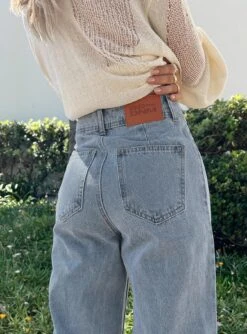 Princess Polly Tari Wide Leg Jeans Light Wash Denim -Polly Store 5 modelinfo saskia us2 b6788736 cc54 4314 bcf7 71bc57dd2b6b